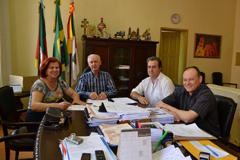 Prefeito assina dois termos de permissão de uso